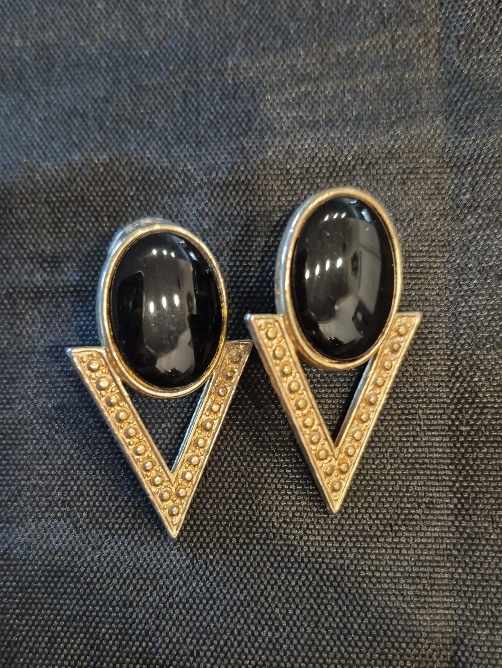 Gold-Tone Vintage Geometric V-Shaped Drop Earrings With Black Cabochon Stone